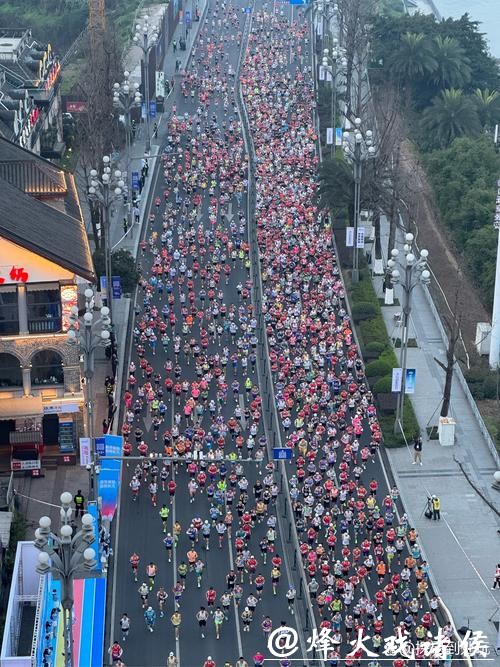 不止于速度，一场马拉松看见重庆“温度”