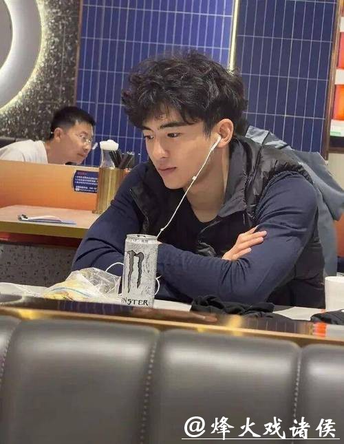 又一位星二代“整容式逆袭”,19岁帅成180cm肌肉男神,果然胖子都是潜力股! 又一位星二代“整容式逆袭”,19岁帅成180cm肌肉男神,果然胖子都是潜力股!