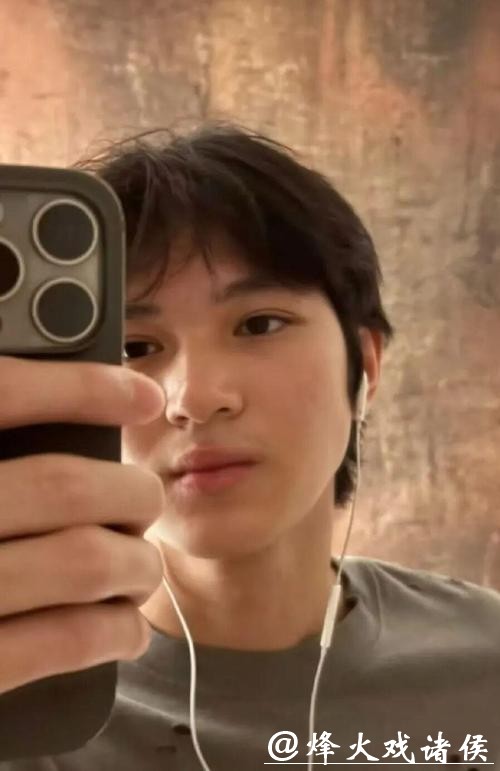 又一位星二代“整容式逆袭”,19岁帅成180cm肌肉男神,果然胖子都是潜力股! 又一位星二代“整容式逆袭”,19岁帅成180cm肌肉男神,果然胖子都是潜力股!